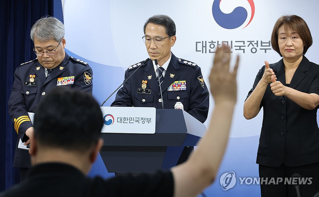 유재성(가운데) 경찰청장 직무대행이 지난 16일 서울 종로구 정부서울청사에서 열린 경찰 수사 내부비리 근절 및 민주적 통제 강화 관련, 윤호중 행정안전부 장관 대국민 담화문 발표가 끝난 뒤 기자들의 질문을 받고 있다. [연합뉴스]