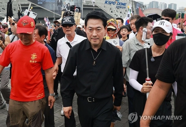 6·3 지방선거 투표용지 부족 사태로 촉발된 잠실 개표소 봉쇄 시위가 이어진 지난 17일 장동혁 국민의힘 대표가 서울 송파구 올림픽공원 핸드볼경기장 앞에서 이동하고 있다. 연합뉴스
