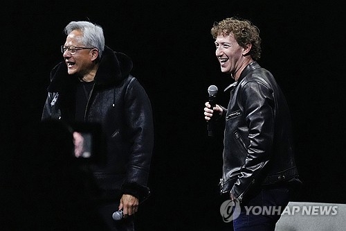 젠슨 황 엔비디아 최고경영자(CEO·왼쪽)와 마크 저커버그 메타 CEO가 지난 2024년 7월 29일(현지시간) 미국 덴버의 콜로라도콘벤선센터에서 열린 ‘시그라프 2024’ 행사장에서 서로 가죽 재킷을 교환해 착용하고 웃어보이고 있다. AP=연합뉴스