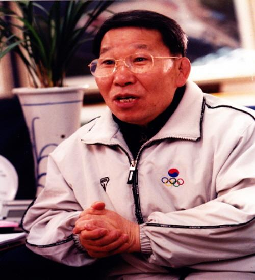 1964년 도쿄 올림픽 은메달리스트인 ‘레슬링 영웅’ 장창선 선생이 20일 84세를 일기로 별세했다. 사진은 고인의 생전 모습. [대한체육회 제공]