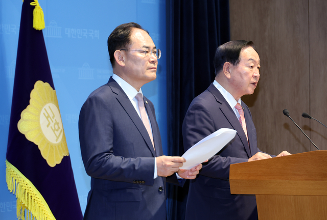 한기호 국민의힘 의원(오른쪽)과 임종득 의원이 2일 국회 소통관에서 “사관학교 통폐합 및 육군사관학교 이전에 대한 졸속 추진을 중단하고 투명한 정보공개와 사회적 합의를 선행하라”는 내용의 ‘국방의 미래를 지키는 시민연대’의 성명서를 대독하고 있다. 연합뉴스