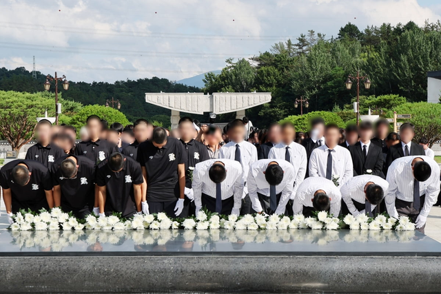 지난 6일 오후 전남광주통합특별시 북구 국립 5·18 민주묘지에서 광주제일고등학교·배재고등학교 야구부 학생들이 참배하고 있다. [광주=연합뉴스]