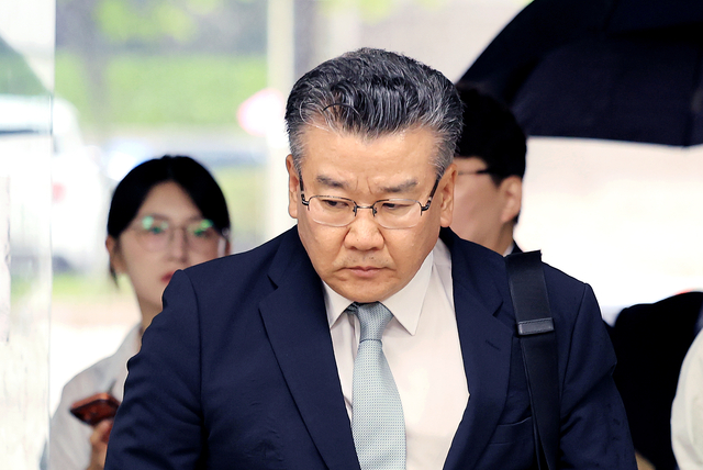 직권남용 혐의로 구속영장이 청구된 유병호 감사원 감사위원(차관급)이 20일 서울 서초구 서울중앙지법에서 열린 구속 전 피의자 심문(영장실질심사)에 출석하고 있다.  [연합뉴스]