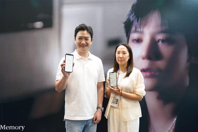 이영준(왼쪽) 모두싸인 대표와 오희영 저스피스재단 대표가 세계유산위원회 글로벌 캠페인 지지서명을 마치고 기념촬영하고 있다. 모두싸인 제공