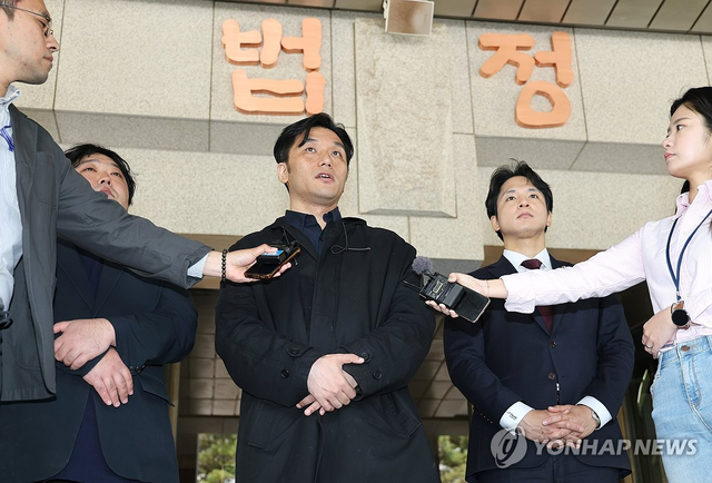 윤석열 전 대통령 구속영장 발부(2025년 1월 19일) 직후 발생한 서울서부지법 폭동을 현장 촬영하다가 경찰에 붙잡혀 1·2심에서 유죄를 선고받은 받은 다큐멘터리 감독 정윤석씨(가운데)가 지난 4월 30일 서울 서초구 대법원을 나와 입장을 밝히고 있다. 대법원은 당일 서부지법 폭동 가담 등 혐의로 기소된 18명에 대해 전원 유죄를 선고했다. [연합뉴스]
