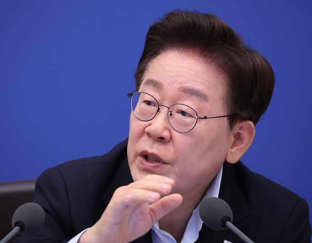 이재명 대통령이 21일 청와대에서 열린 국무회의에서 발언하고 있다. 연합뉴스
