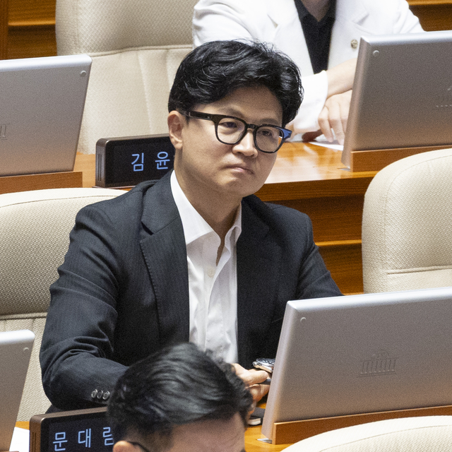 종합특검연장법 무제한 토론 듣는 한동훈 의원. 연합뉴스