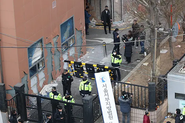 윤석열 전 대통령에 대해 12·3 비상계엄 내란수괴 혐의로 구속영장을 발부한 서울서부지방법원에 윤석열 극성지지자들이 새벽 중 난입해 폭동을 일으킨 2025년 1월 19일 오후 서부지법 현판이 파손돼 있다. [연합뉴스]