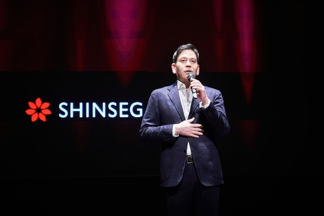 정용진 신세계그룹 회장이 지난해 2월 서울 중구 신세계그룹 도심 인재개발원 신세계남산에서 열린 ‘2025년 신세계그룹 신입사원 수료식’에서 발언하고 있다. [신세계그룹 제공]