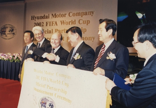 1999년 열린 2002 FIFA 월드컵 공식 파트너십 발표 행사에서 정몽구(오른쪽 3번째) 현대차그룹 명예회장 등 관계자들이 기념 촬영을 하고 있다. 현대차그룹 제공