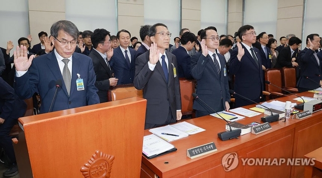 노태악 전 중앙선거관리위원장이 지난 14일 국회에서 열린 ‘제9회 전국동시지방선거 투표용지 부족 사태 등 국민 참정권 침해 진상규명 및 선거관리 개혁을 위한 국정조사 특별위원회’ 제1차 청문회에서 증인 선서하고 있다. 연합뉴스