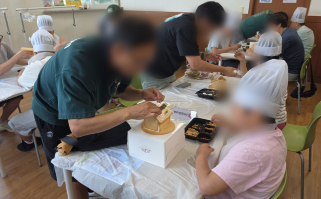 인천장애인종합복지관이 마련한 ‘아빠 모임’ 참여 가족들이 과자집을 만들고 있다.    인천사회서비스원 제공