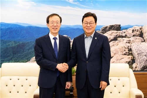 이석연 국민통합위원장과 박완수 경남도지사가 21일 경남도청에서 만나 악수하고 있다. 연합뉴스