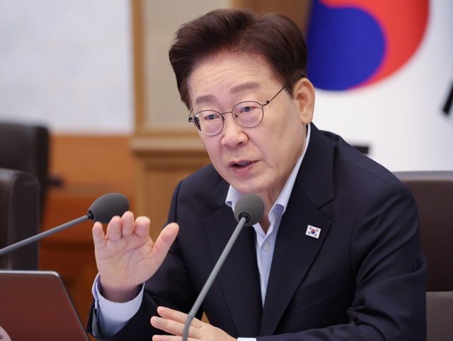 이재명 대통령이 21일 청와대에서 열린 국무회의에서 발언하고 있다. [연합뉴스]