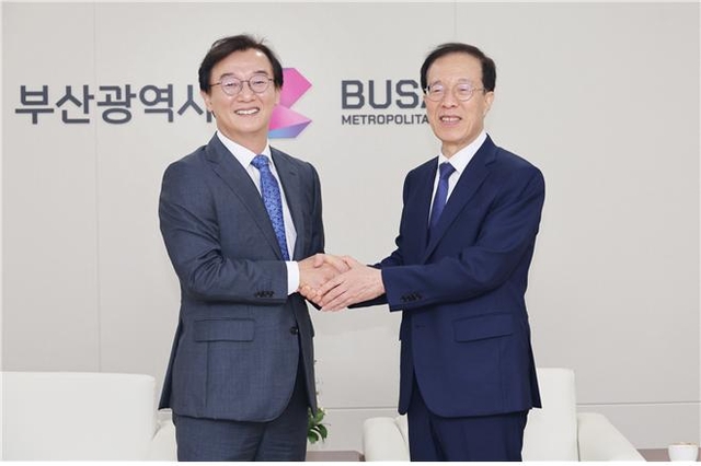 이석연 국민통합위원장과 전재수 부산시장이 21일 오전 부산시청 의전실에서 만나 악수를 나누고 있다. 연합뉴스