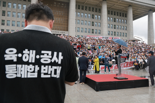 지난 7월 8일 국회 본청 앞 계단에서 국민의힘 한기호·임종득 의원과 육·해·공군 3개 사관학교 총동창회, 육사 사관생도 학부모 모임 등이 참석한 가운데 ‘육·해·공군사관학교 통폐합 및 육군사관학교 지방 이전 반대 총궐기 대회’가 열리고 있다. [연합뉴스]