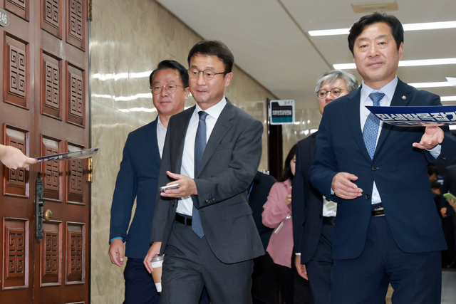 한병도 더불어민주당 당대표 직무대행 겸 원내대표가 20일 국회에서 열린 의원총회에 참석하고 있다. [연합뉴스]