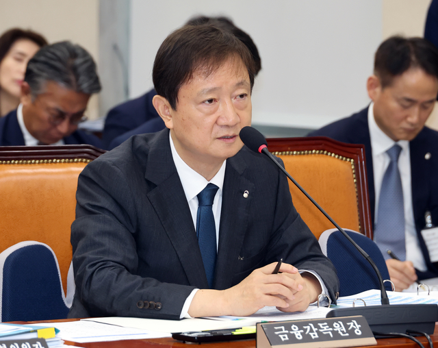 이찬진 금융감독원장이 21일 국회에서 열린 홈플러스 회생 관련 정무위원회 간담회에서 의원 질의에 답하고 있다. [연합뉴스]