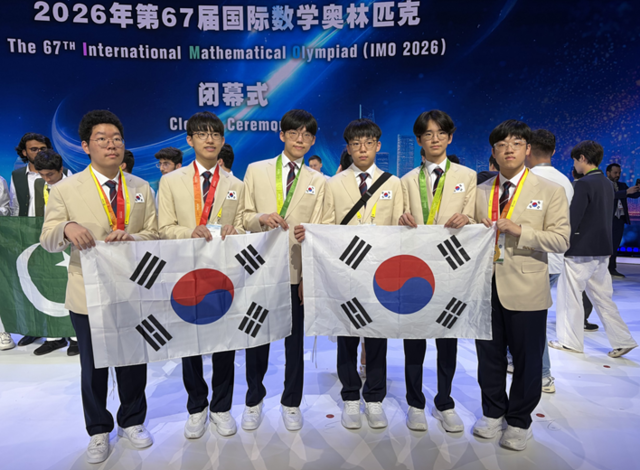 제67회 국제수학올림피아드에서 한국 대표단이 금메달 3개, 은메달 2개, 장려 1개 등 6명 전원이 수상했다. 변서진(왼쪽부터)·이현준·홍승욱·김채민·김동현·심성진 학생. 과기정통부 제공.