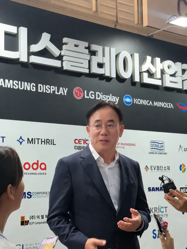 정철동 LG디스플레이 사장이 22일 서울 코엑스에서 열린 'K-디스플레이 2026' 현장에서 기자들과 만나 질의응답에 답하고 있다. LG디스플레이 제공
