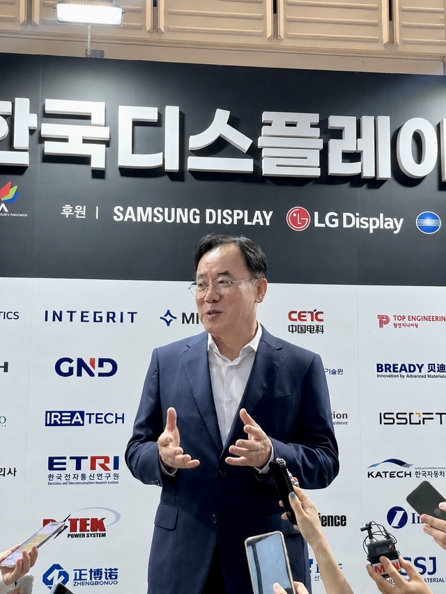 정철동 LG디스플레이 사장이 22일 서울 코엑스에서 열린 'K-디스플레이 2026' 현장에서 기자들과 만나 질의응답에 답하고 있다. LG디스플레이 제공

