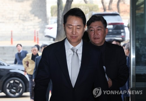 오세훈 서울시장이 지난 4월 3일 서초동 서울중앙지법에서 열린 ‘명태균 여론조사 대납 의혹 사건’ ‘1심 속행 공판에 출석하고 있다. [연합뉴스]