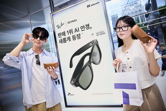 SKT 측이 레이밴 메타를 소개하고 있다. SKT 제공

