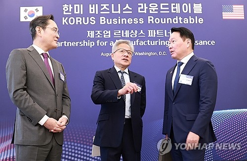 이재용 삼성전자 회장과 최태원 대한상공회의소 회장 겸 SK그룹 회장이 지난해 미국 워싱턴DC 윌라드 호텔에서 열린 한미 비즈니스 라운드 테이블 리셉션에서 젠슨 황 엔비디아 최고경영자(CEO)와 대화하고 있다. 연합뉴스
