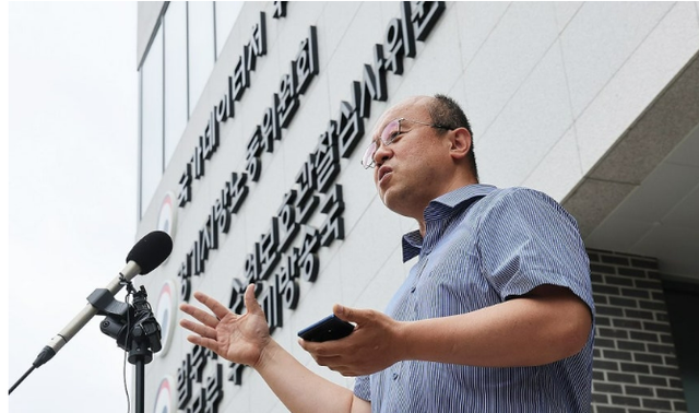 대한민국 주주운동본부 관계자가 김영훈 고용노동부 장관과 삼성전자, SK하이닉스 대표이사 등을 22일 수사기관에 고발하고 입장을 발표하고 있다. 연합뉴스
