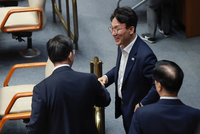 이재명 정부 초대 국무총리를 지낸 더불어민주당 김민석(가운데) 당대표 후보와 정성호(왼쪽) 법무부 장관이 지난 7월 21일 국회에서 열린 7월 임시국회 제1차 본회의에서 인사하고 있다. [연합뉴스]