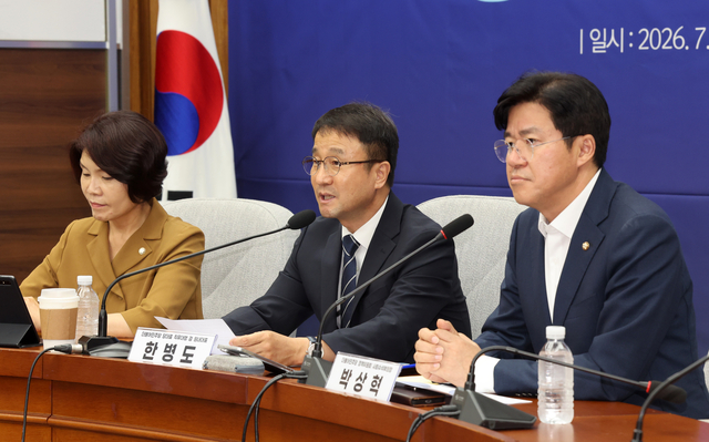 한병도 더불어민주당 당대표 직무대행 겸 원내대표가 21일 국회에서 형사소송법 개정을 논의하기 위해 열린 정책의원총회에 참석해 발언하고 있다. [연합뉴스]