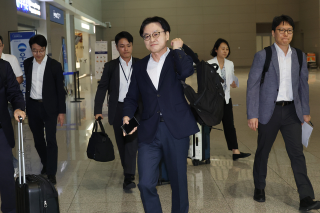 김정관 산업통상부 장관이 22일 인천국제공항을 통해 출국하고 있다. 연합뉴스.
