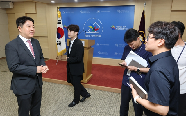투표용지 부족 사태 진상 규명을 위한 검경 합동수사본부 관계자들이 23일 경기도 과천시 중앙선거관리위원회에 도착해 압수수색을 준비하며 선관위 직원과 대화하고 있다. 합수본은 앞서 투표지 부족 사태 수사 과정에서 선관위 실무자급 직원들이 투표자 수 오입력 실수를 은폐하기 위해 전산상 통계 수치를 임의로 수정한 정황을 포착하고 수사에 나섰다.  [연합뉴스]
