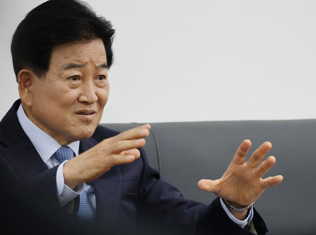 정동영 통일부 장관이 23일 서울 종로구 정부서울청사 통일부 기자실에서 취임 1년 기자 간담회를 하고 있다. [연합뉴스]