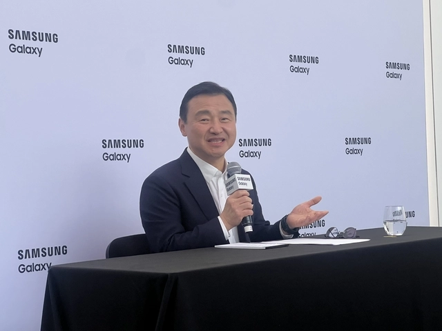 노태문 삼성전자 대표 겸 DX부문장이 22일(현지시간) 영국 런던 올드빌링스게이트에서 열린 기자간담회에서 질문에 답하고 있다. 런던(영국)=이혜선 기자