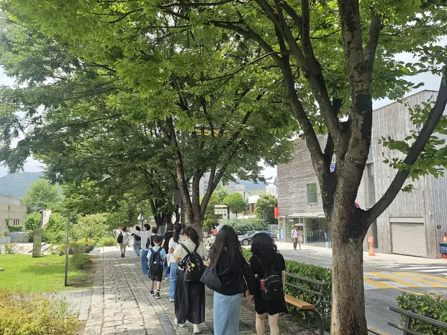 관광객들이 23일 북촌 거리를 걷고 있다. [사진=안다솜 기자]
