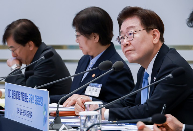 이재명 대통령이 22일 청와대에서 열린 지역·필수·공공의료 간담회에서 참석자 발언을 듣고 있다. [연합뉴스]