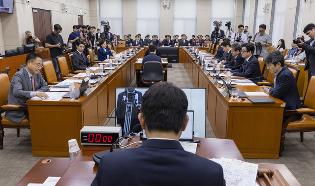 22일 국회에서 ‘제9회 전국동시지방선거 투표 용지 부족 사태 등 국민 참정권 침해 진상규명 및 선거관리 개혁을 위한 국정조사 특별위원회’ 제2차 청문회가 열리고 있다. 연합뉴스