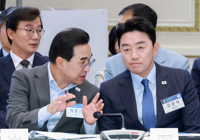 박홍근 기획처 장관(왼쪽)과 강훈식 비서실장이 22일 청와대에서 열린 이재명 대통령 주재 지역·필수·공공의료 간담회에서 대화하고 있다. 연합뉴스