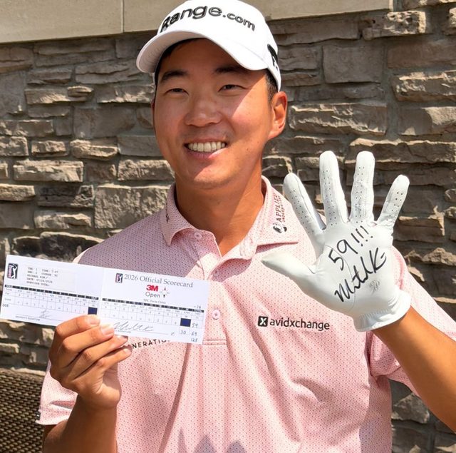 마이클 김이 25일(한국시간) PGA 투어 3M 오픈 2라운드에서 작성한 12언더파 59타 스코어 카드를 들어보이며 포즈를 취하고 있다. [사진=PGA]