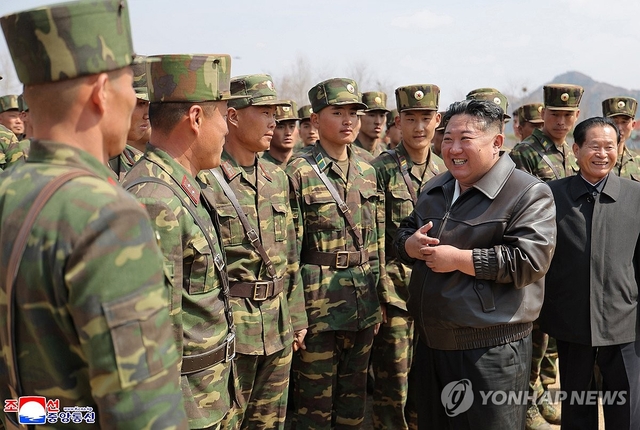 김정은 북한 노동당 총비서가 지난 4월 특수작전부대 훈련기지를 방문하고 종합훈련을 지도한 모습. 평양 조선중앙통신 연합뉴스