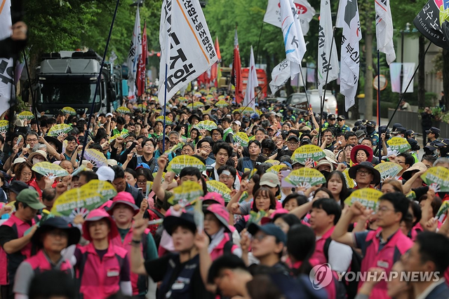 전국민주노동조합총연맹(민주노총) 조합원들이 지난 15일 15일 청와대 방향으로 행진을 마친 뒤 마무리 집회를 하고 있다. [연합뉴스]