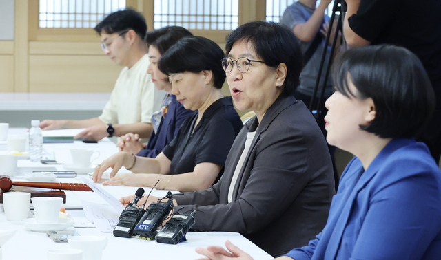 정은경 보건복지부 장관이 28일 서울 종로구 정부서울청사에서 열린 제80차 중앙생활보장위원회 회의에서 발언하고 있다. 연합뉴스