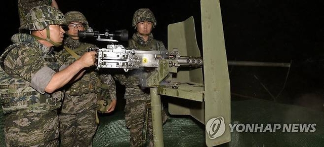 육군 장병들이 K6 중기관총을 운용하고 있다. 연합뉴스
