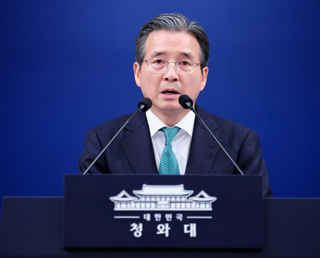 김용범 정책실장이 지난 22일 청와대 춘추관 기자회견장에서 미국 및 남미 순방 관련 사전 브리핑을 하고 있다. [청와대 통신사진기자단=연합뉴스]