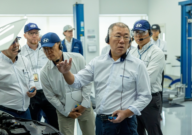 정의선 현대차그룹 회장이 지난 27일(현지시간) 브라질 상파울루주 피라시카바에 위치한 현대차 브라질공장을 방문해 임직원들과 차량 품평을 진행하고 있다. 현대차그룹 제공