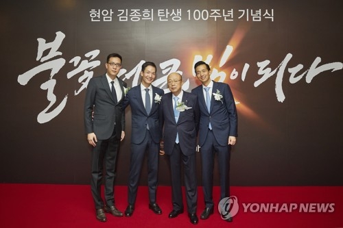 김동선(왼쪽부터) 한화비전 사장, 김동원 한화생명 부회장, 김승연 한화그룹 회장, 김동관 한화그룹 수석부회장. 연합뉴스