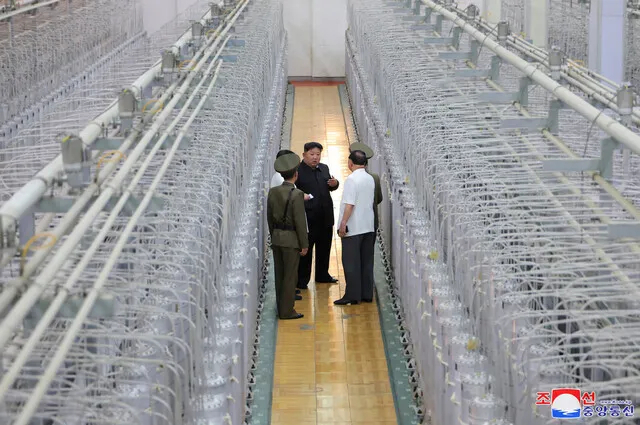 김정은 북한 국무위원장이 핵무기연구소와 무기급 핵물질 생산시설을 현지지도하면서 우라늄 농축시설을 살펴보고 있는 모습.    [조선중앙통신 연합뉴스 자료사진]