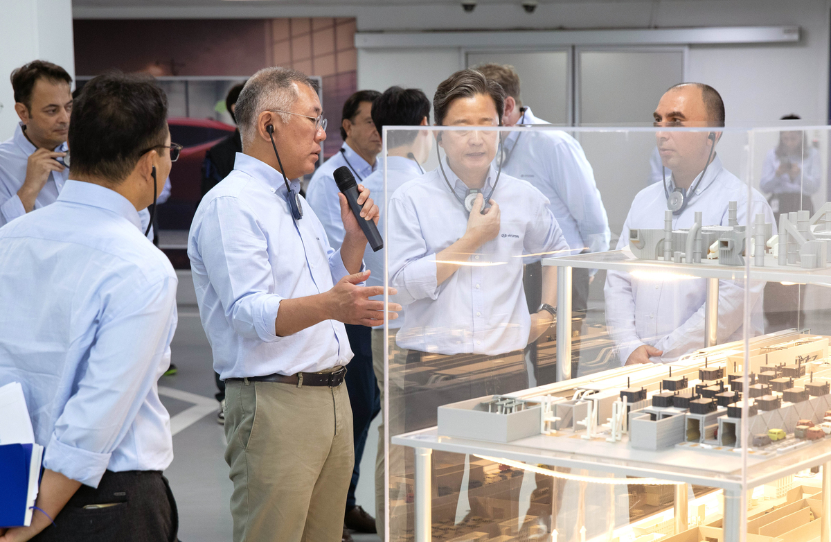 Hyundai Motor Group Chairman Euisun Chung Inspects Ioniq 3 Production in Turkey for European EV Market