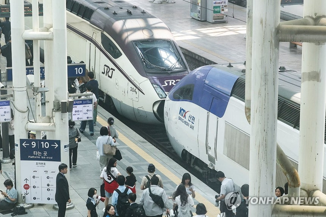 합체된 KTX-SRT. 지난 5월 서울역 승강장에 시범 중련운행 출발을 앞둔 KTX 산천-SRT가 정차해 있다. [연합뉴스]
